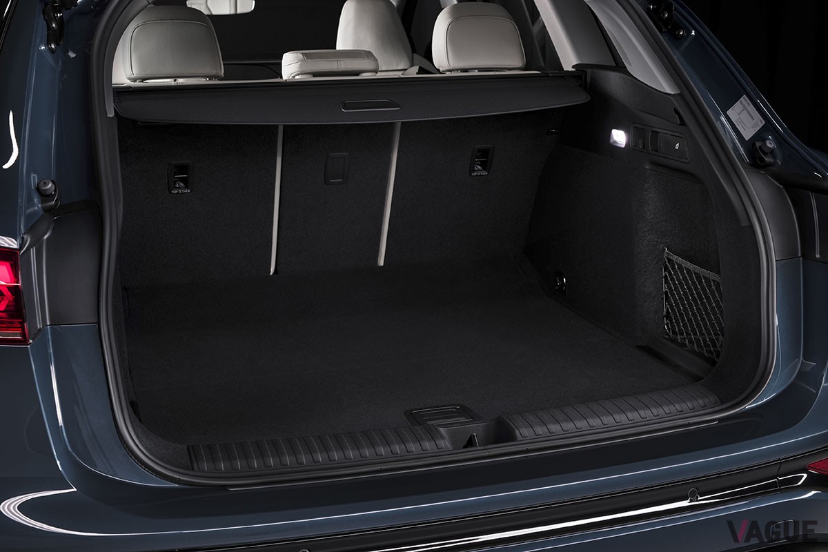 世界初公開されたアウディ新型「Q6 e-tronクワトロ」の荷室