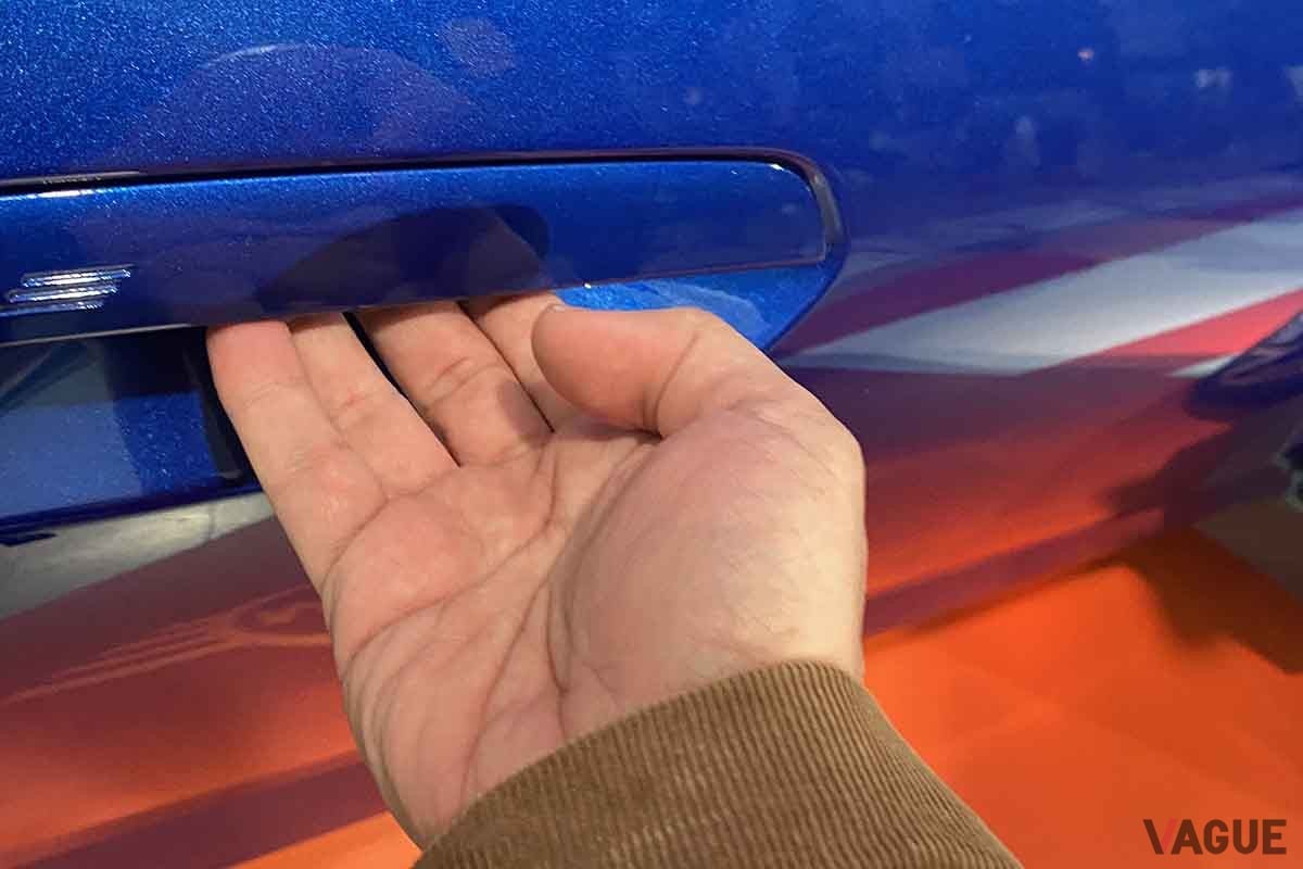 新型「ミニ・クーパー3ドア」のドアハンドル。フラップ型を採用する