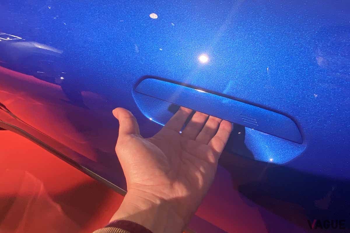 新型「ミニ・クーパー3ドア」のドアハンドル。フラップ型を採用する