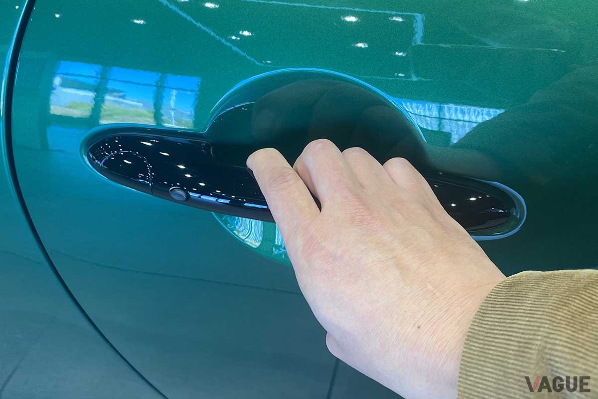 現行型「ミニ・コンバーチブル」。グリップ型ドアハンドルを採用する