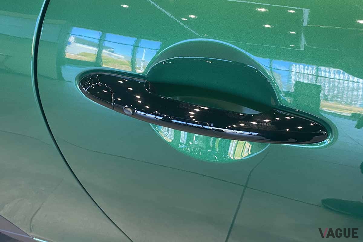 現行型「ミニ・コンバーチブル」。グリップ型ドアハンドルを採用する