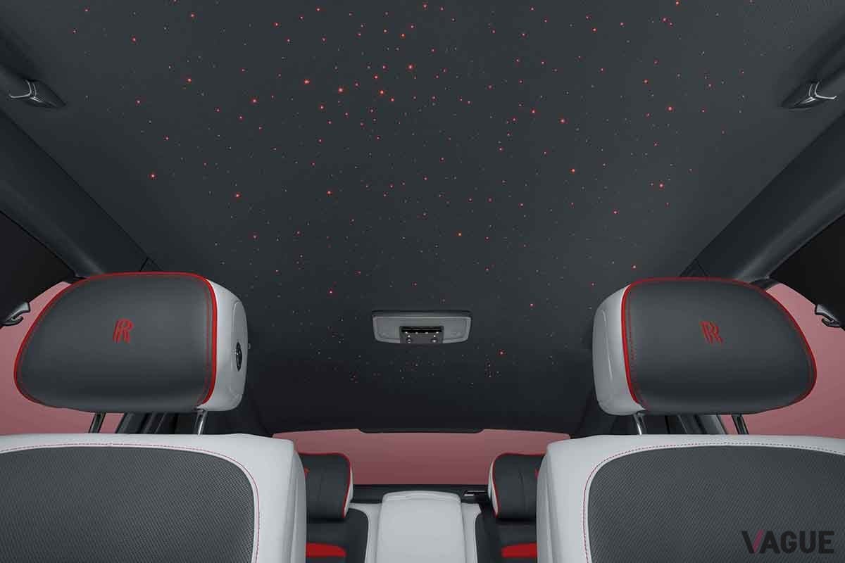 ロールス・ロイスの限定車「ゴースト プリズム」（ガンメタルグレー・フェニックスレッド）のインテリア