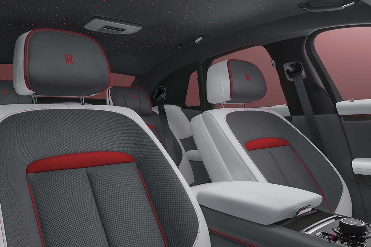 ロールス・ロイスの限定車「ゴースト プリズム」（ガンメタルグレー・フェニックスレッド）のインテリア