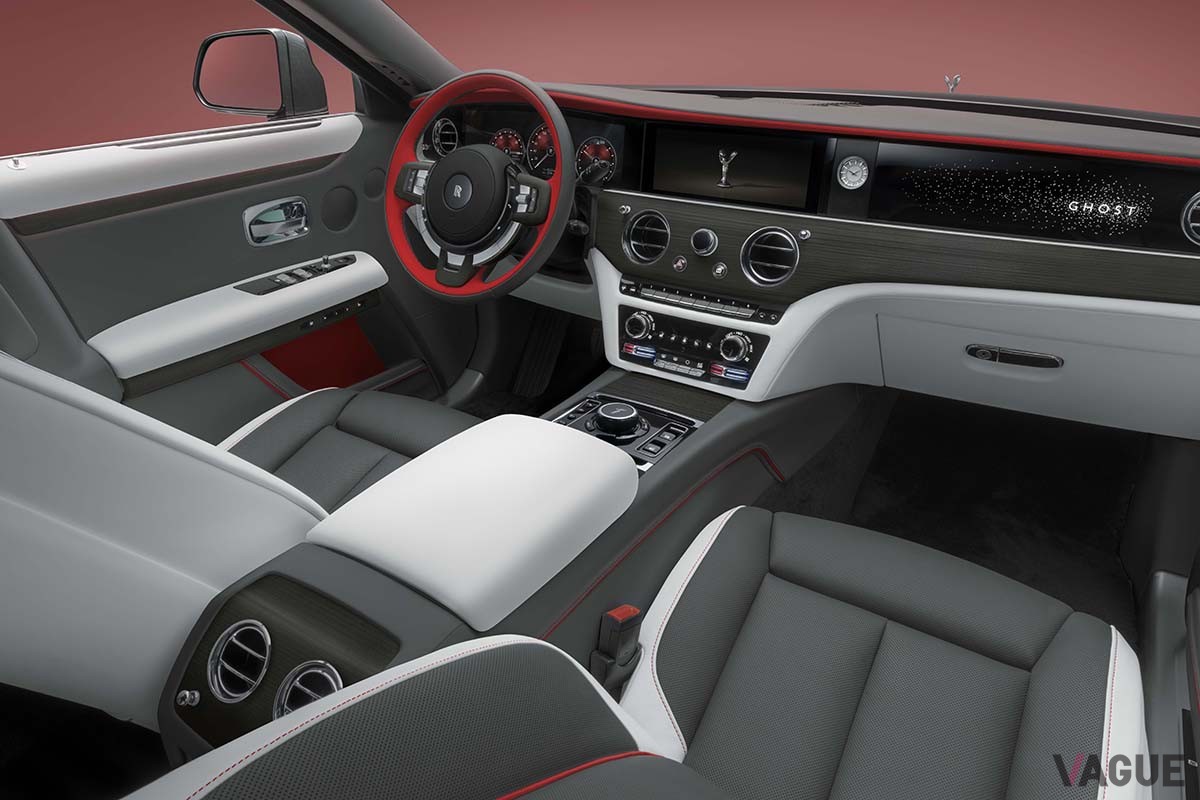 ロールス・ロイスの限定車「ゴースト プリズム」（ガンメタルグレー・フェニックスレッド）のインテリア