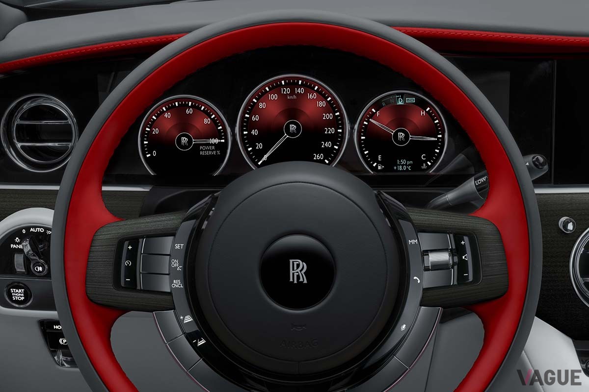 ロールス・ロイスの限定車「ゴースト プリズム」（ガンメタルグレー・フェニックスレッド）のインテリア