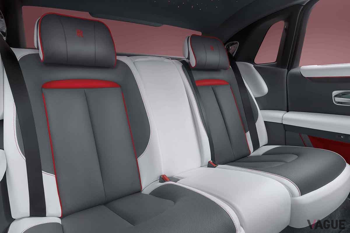 ロールス・ロイスの限定車「ゴースト プリズム」（ガンメタルグレー・フェニックスレッド）のインテリア