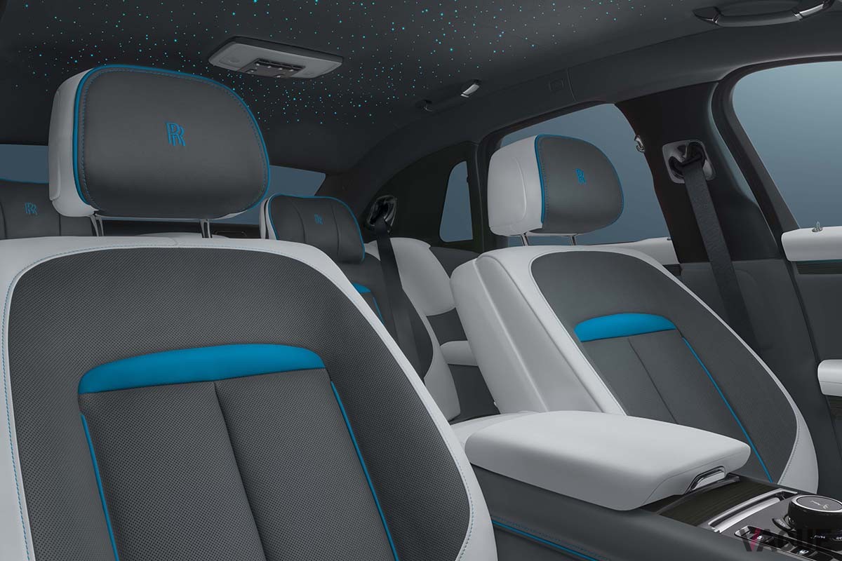 ロールス・ロイスの限定車「ゴースト プリズム」（ガンメタルグレー・ターコイズ）のインテリア
