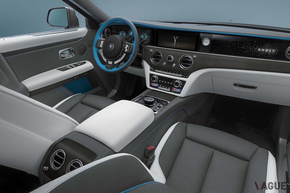ロールス・ロイスの限定車「ゴースト プリズム」（ガンメタルグレー・ターコイズ）のインテリア
