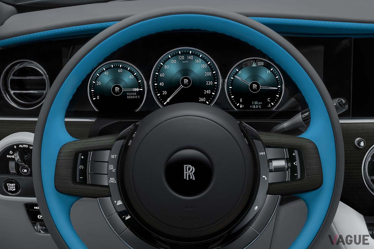 ロールス・ロイスの限定車「ゴースト プリズム」（ガンメタルグレー・ターコイズ）のインテリア