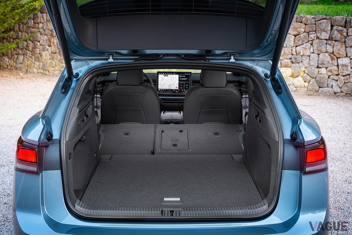 欧州市場で先行販売が開始されたVW新型「ID.7ツアラー」の荷室