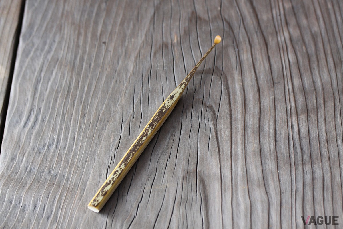 虎斑竹（とらふだけ）を厳選して使用し、職人が磨きあげる「名人作　虎竹耳かき」