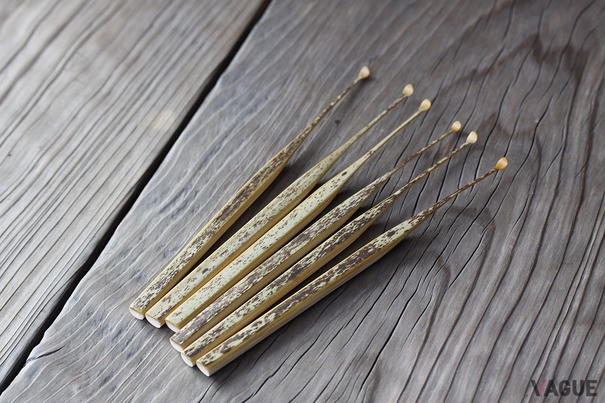 虎斑竹（とらふだけ）を厳選して使用し、職人が磨きあげる「名人作　虎竹耳かき」