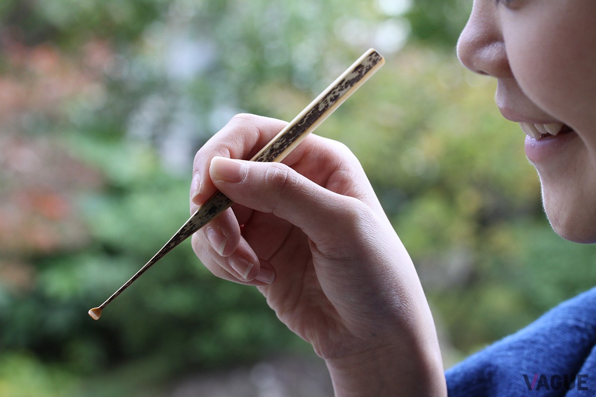 「名人作 虎竹耳かき」。竹材専業メーカーの竹虎がつくる高級耳かきだ