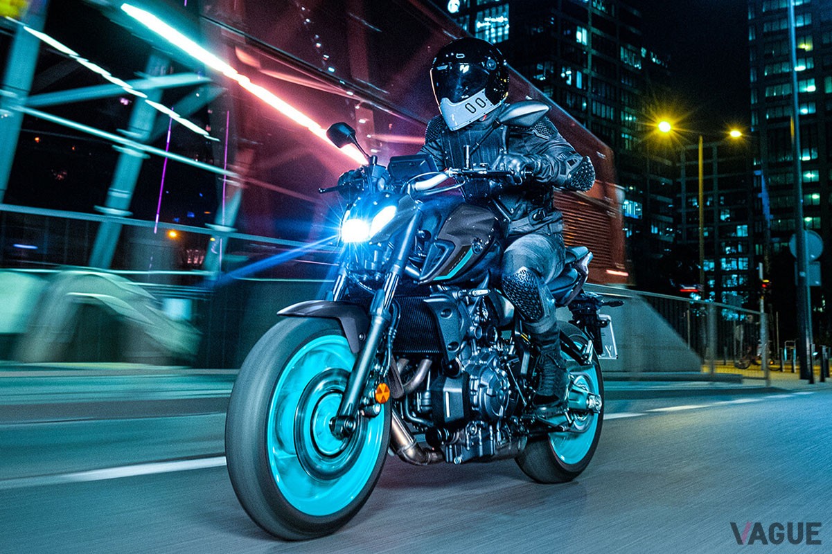 ヤマハのロードスポーツバイク「MT-07 ABS」の2024年モデルは、刷新されたカラーラインナップと利便性の高い新装備が魅力的