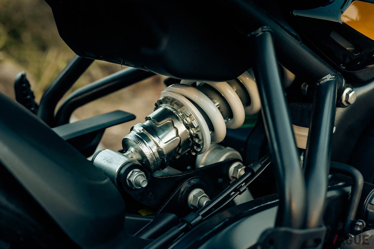 ロイヤルエンフィールド新型「ヒマラヤ450」は、同ブランド初の水冷エンジン搭載など、全方位的に進化を遂げたアドベンチャーツアラー