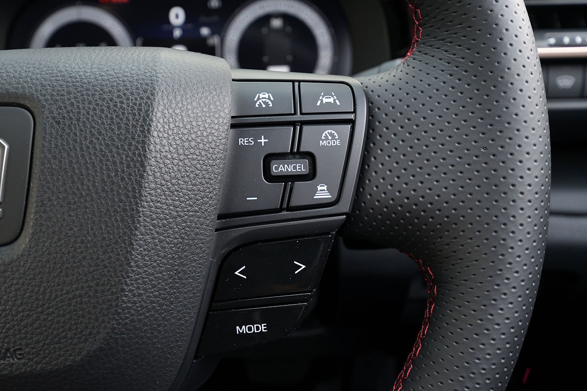 トヨタ「クラウン・スポーツ」のPHEV仕様「RS」グレードは、圧倒的な加速を味わえるスポーティモデル