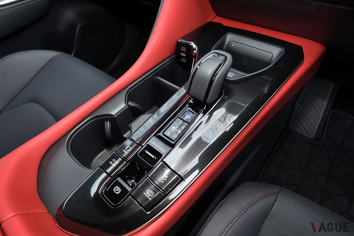 トヨタ「クラウン・スポーツ」のPHEV仕様「RS」グレードは、圧倒的な加速を味わえるスポーティモデル