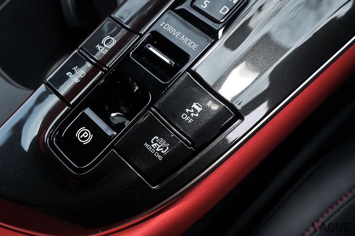 トヨタ「クラウン・スポーツ」のPHEV仕様「RS」グレードは、圧倒的な加速を味わえるスポーティモデル