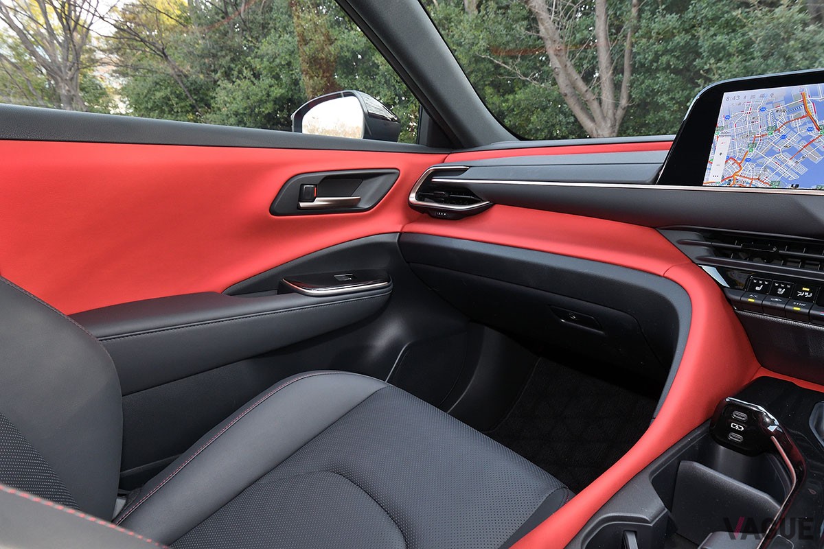 トヨタ「クラウン・スポーツ」のPHEV仕様「RS」グレードは、圧倒的な加速を味わえるスポーティモデル