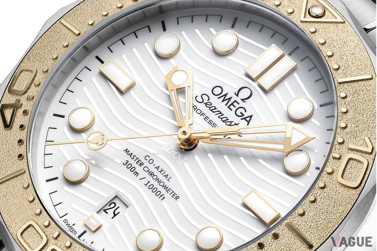 18Kムーンシャインゴールドのベゼルリングには、ポジティブレリーフのダイビングスケールを施す。12時位置に添えたスーパールミノヴァのドットがアクセント