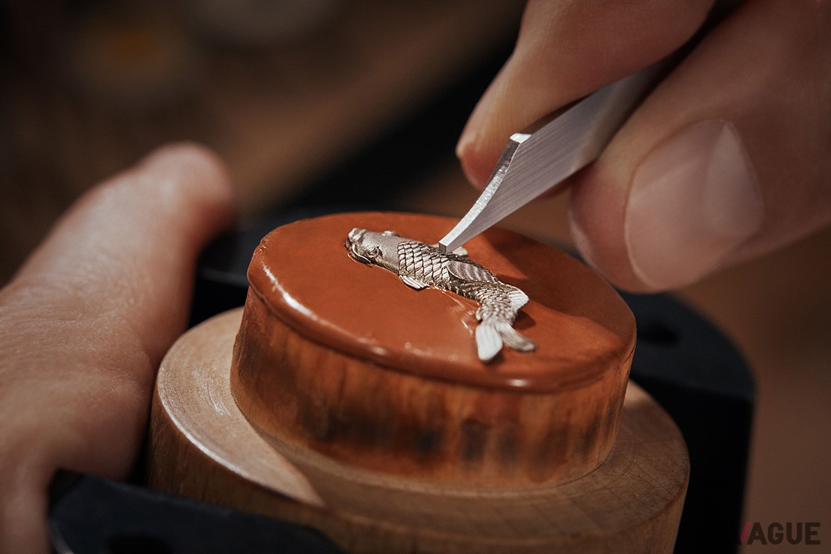 ホワイトゴールドの鯉は、ヒゲの1本1本まで細かくエングレービング。この後いったん焼成をかけて酸化皮膜が施されることで、立体感を強調する陰影が生み出される