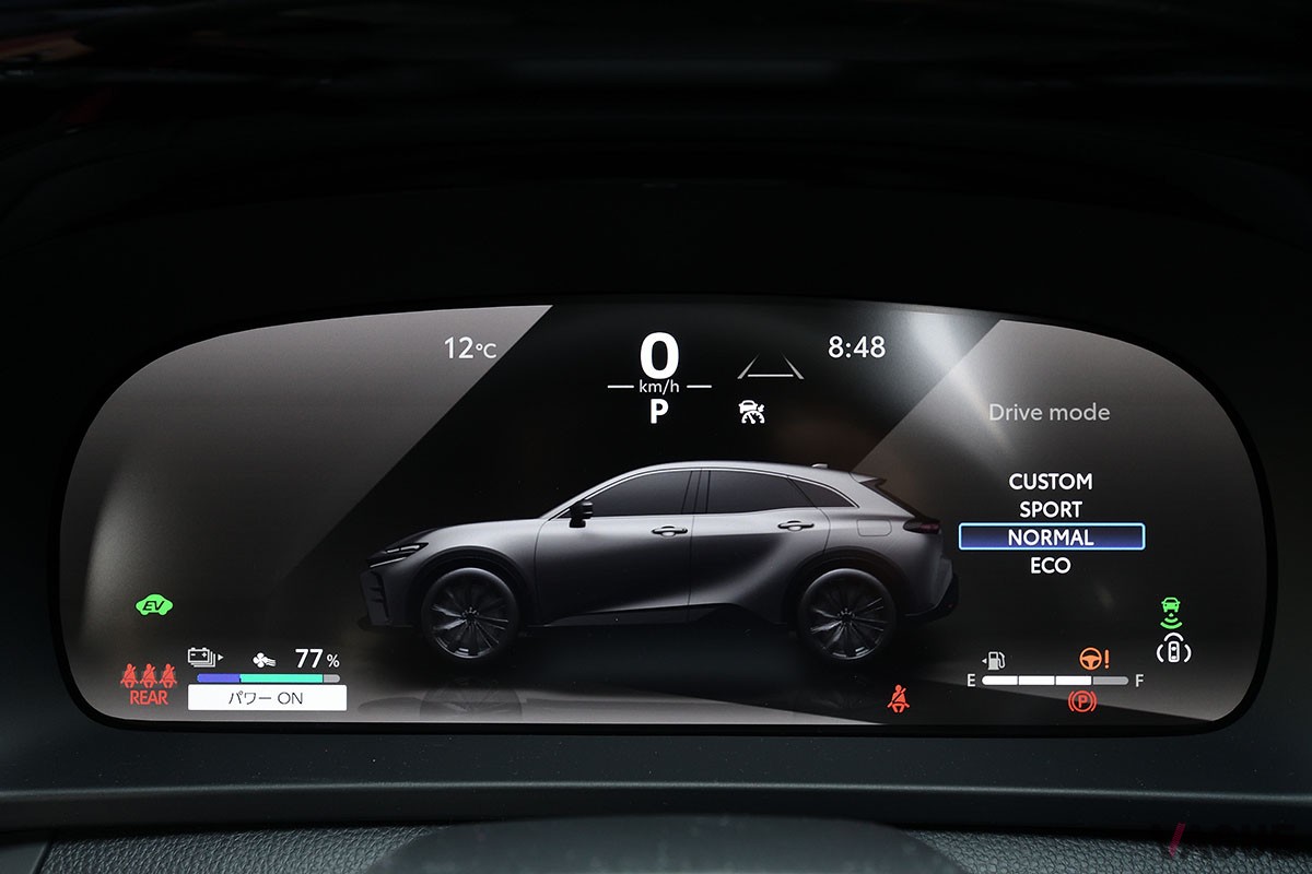 トヨタ「クラウン・スポーツ」のPHEV仕様「RS」グレードは、圧倒的な加速を味わえるスポーティモデル