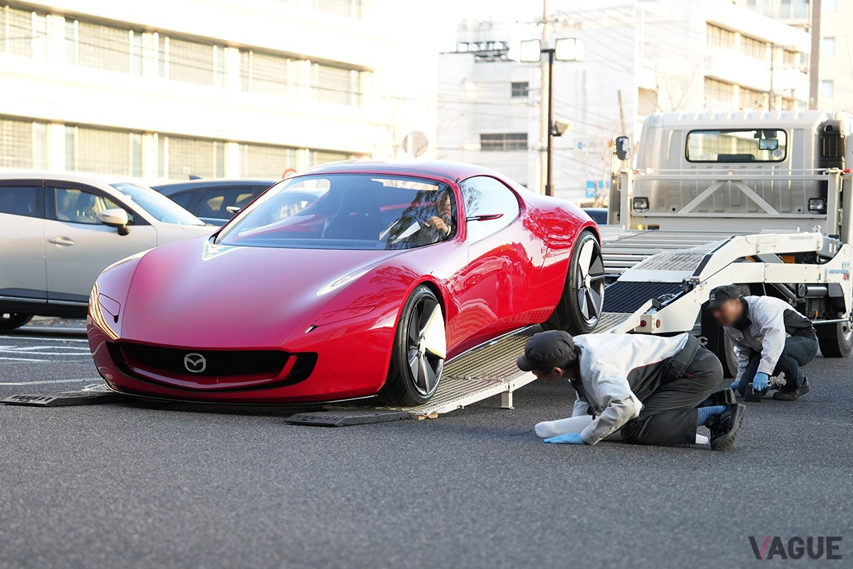 マツダ広島本社ショールームへの搬入時の様子（マツダ公式SNSより）