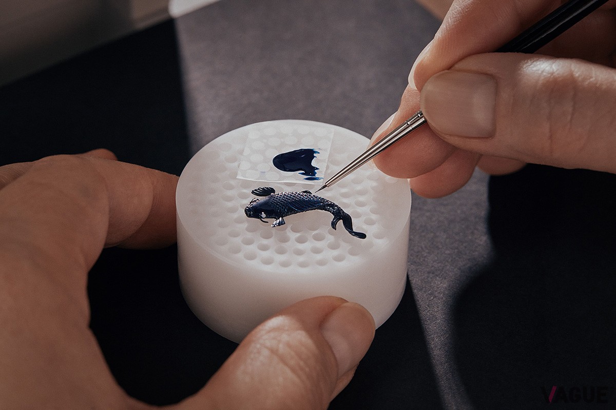 酸化皮膜の上から磨きをかけた鯉の上にブルーの漆を重ねて、独特のツヤと透明感をプラス