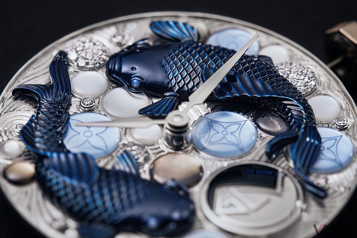 スモーキークォーツとロッククリスタルで水底の小石を、モノグラムフラワーを刻んだマザーオブパールとダイヤモンドで輝く水紋を表現