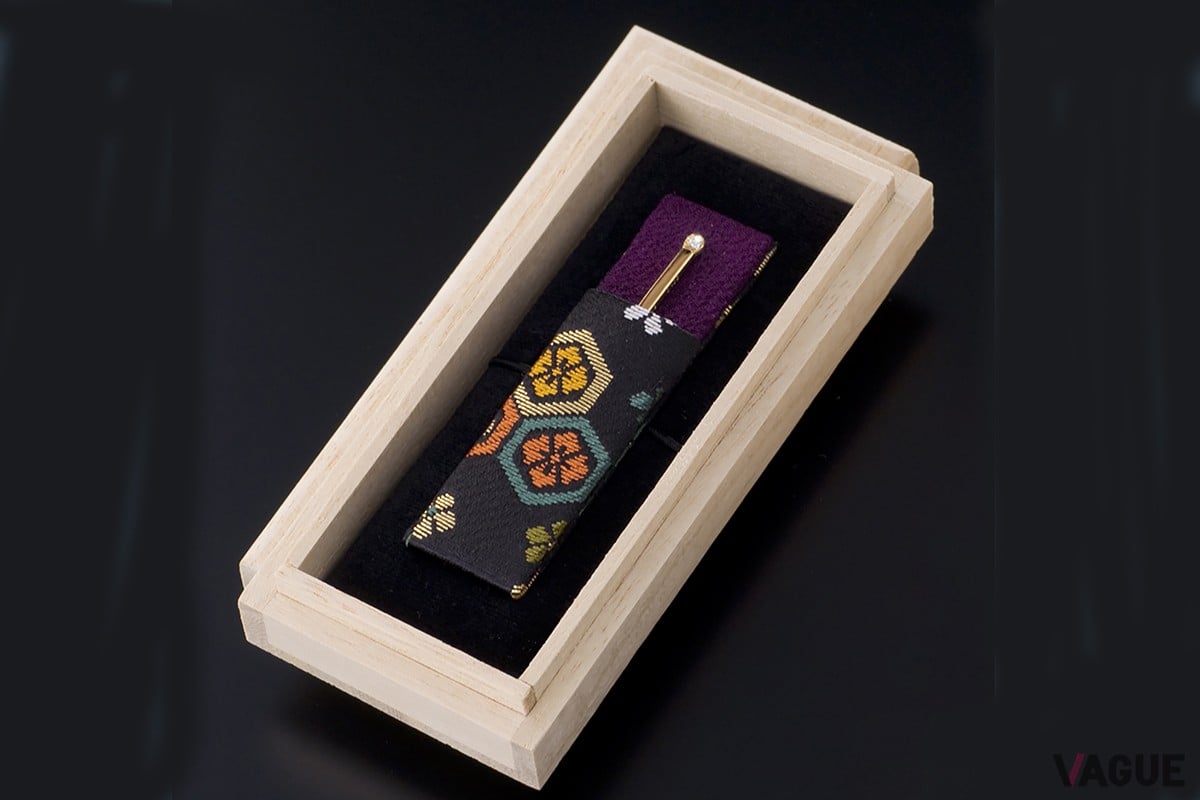 「金の爪楊枝　Fuji」はダイヤモンド富士にちなみ、上部にダイヤモンドを装着。携帯ケース付属、桐箱入り。8万8000円