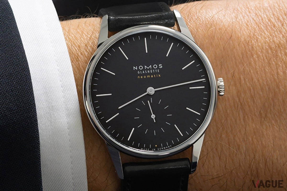 インデックスと針、スモールセコンドまでシルバーで統一した「NM346」（38.5mm径・8.7mm厚　53万3500円）は潔くシャープな雰囲気