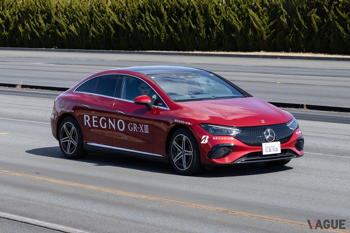 ブリヂストンの新製品「レグノGR-XIII」を装着したクルマでテストコース内を試走