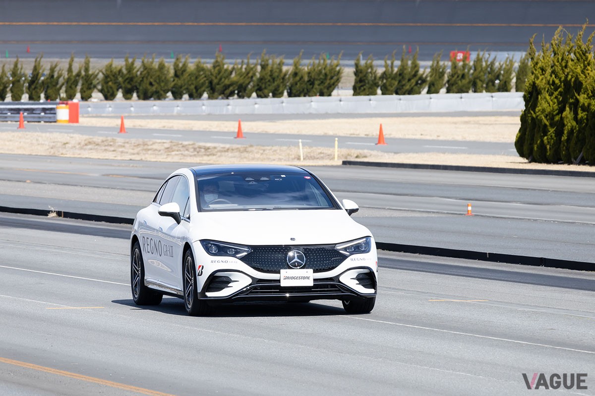 ブリヂストンの新製品「レグノGR-XIII」を装着したクルマでテストコース内を試走