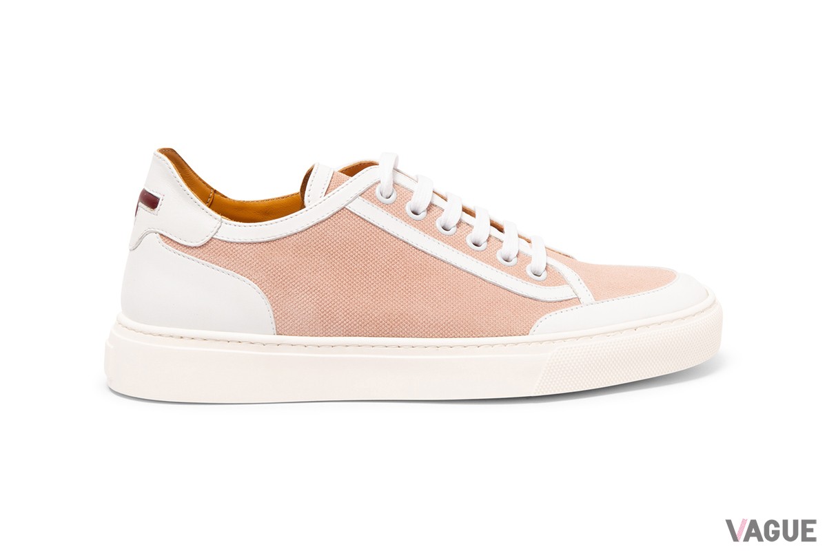 春らしいピンクの「Women’s Canvas Suede Calf Sneakers」。こちらもキャンバス風のスエードで親しみやすい。