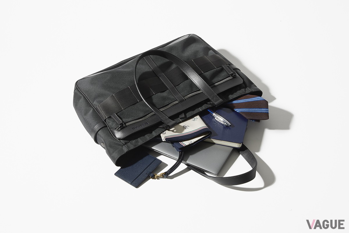 メイン収納のほかに、フロントや内装に多くの仕分けポケットを設け分別に活躍。