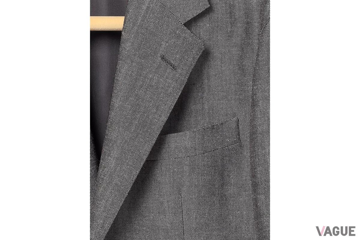 モヘア糸とウール糸を組み合わせて織りあげられた『GOOVI』オリジナルの日本産素材《尾州産地》を使用。総毛芯仕立てで、丁寧に芯据えを行い、立体的で柔らかなシルエットやラペルの自然なロールを表現。