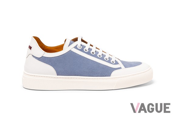 シーサイドで履きたくなる「Women’s Canvas Suede Calf Sneakers」の爽やかなブルー。