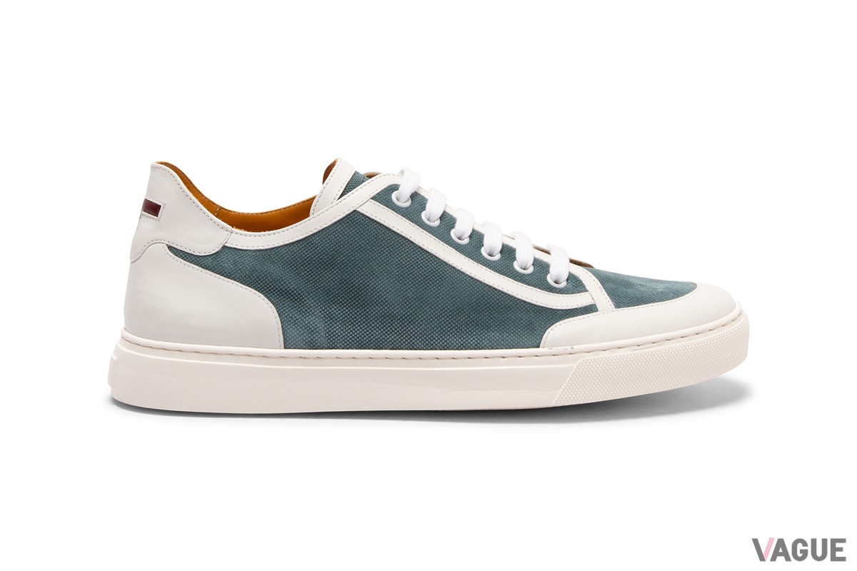 「Men’s Canvas Suede Calf Sneakers」グリーンブルー。スエードだがキャンバス風の質感に仕上げられスニーカーとは好相性。