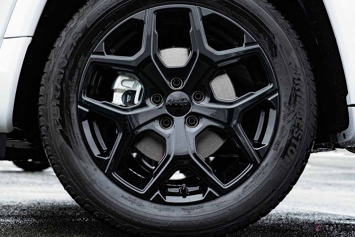ジープ・コンパスに設定された限定車「コンパス・ブラックシャーク」
