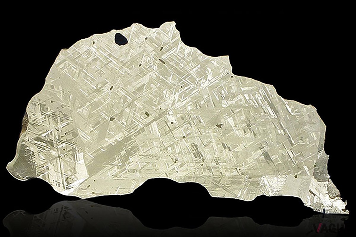 想像を絶する時間をかけ隕石特有のウィドマンシュテッテン構造が生み出される。