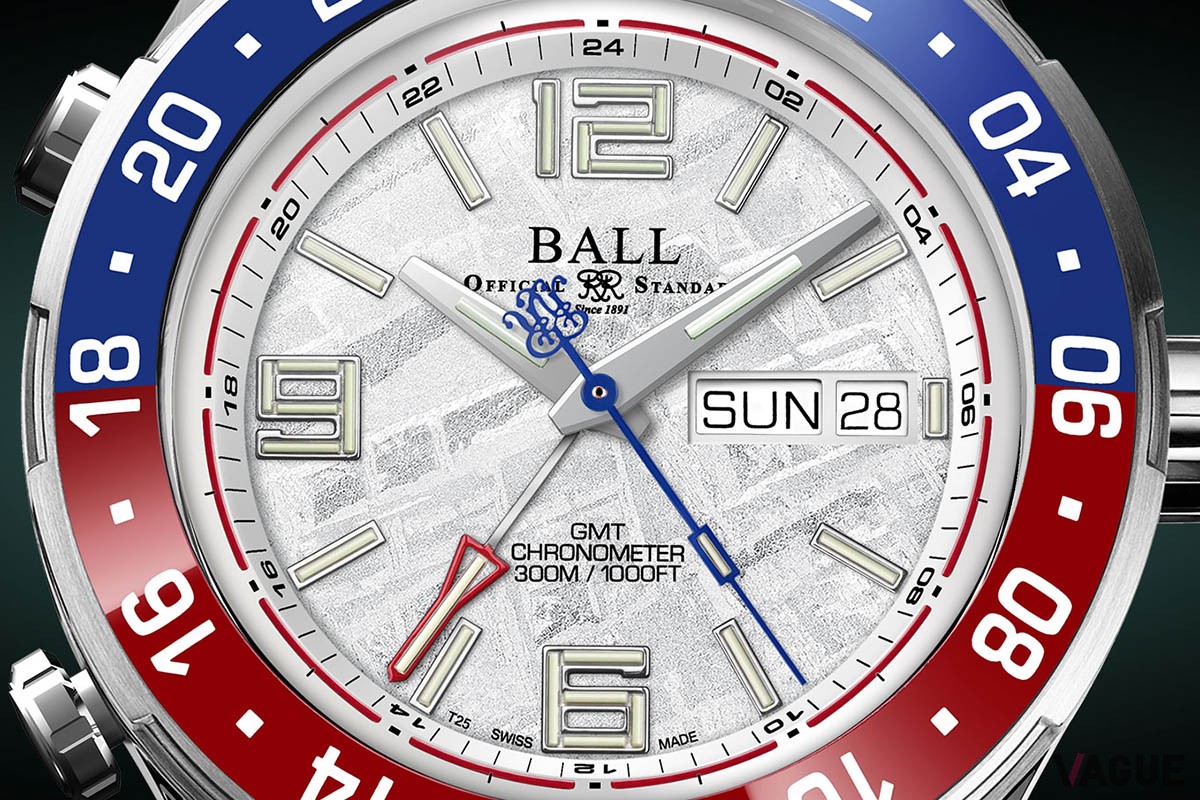 ホワイトが美しいメテオライトの文字盤にレッドとブルーが映える。