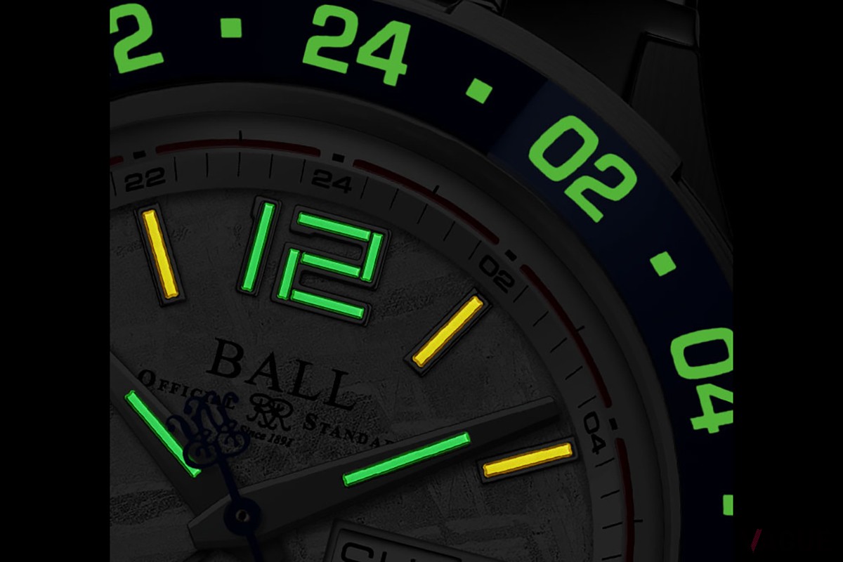 見やすい数字とインデックスが、自発光マイクロ・ガスライト＆ スーパールミノバ夜光で発光。