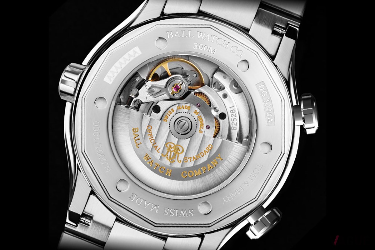 シースルーバック。スイス C.O.S.C.認定クロノメ ーターの高精度ムーブメントを搭載する。