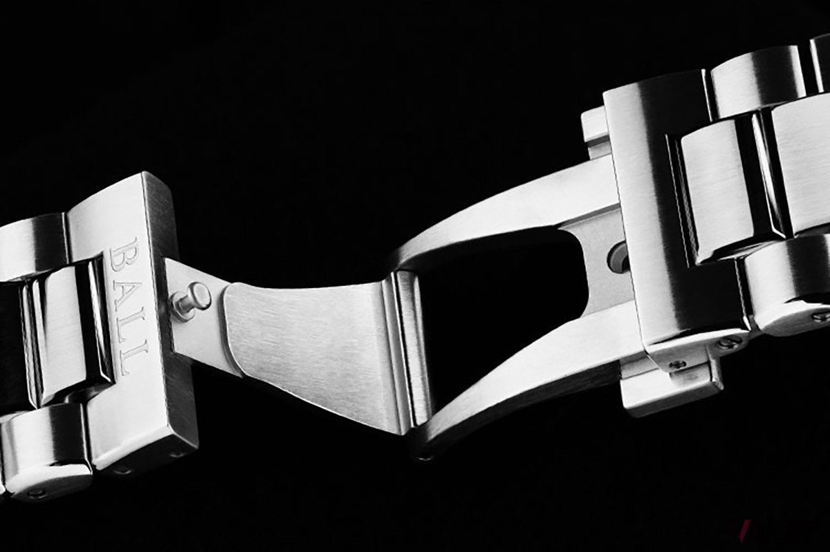 チタンとステンレススティールのコンビネーション・ブレスレットはシングルロッククラスプ。