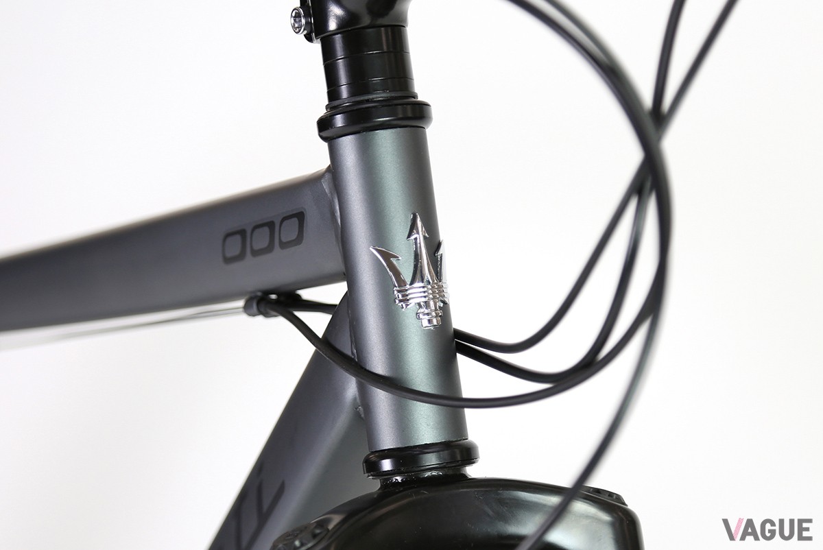 “エレガンス・ラグジュアリー・ハイパフォーマンス”の3つの理念を表すとされるトライデントのロゴ。