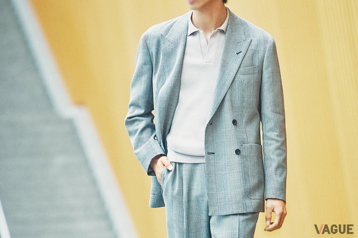 エレガントなダブルブレストのジャケットに、カジュアルなスキッパーポロシャツを合わせたメリハリのあるスタイリング。キッチリ×リラックスという今の時代の空気感を表現。