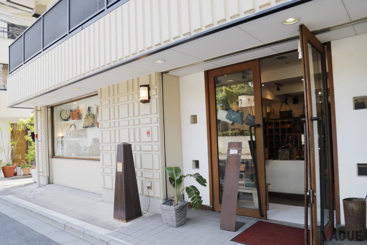 ベルトと特典の小物入れを手掛けたのは革製品の名店として知られる池之端銀革店。