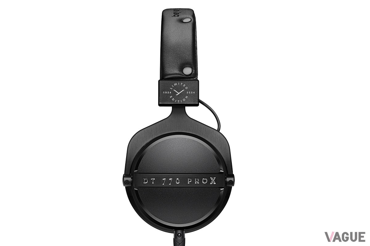 ドイツ製造100周年記念エンブレムがシルバーでエンボスされている