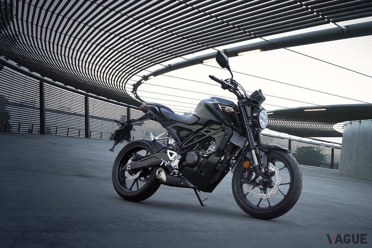 ホンダから“原付二種”のスポーツネイキッド「CB125R」の2024年モデルが登場。新色キャンディーカリビアンブルーシーや5インチのカラーTFT液晶メーターなどを新設定
