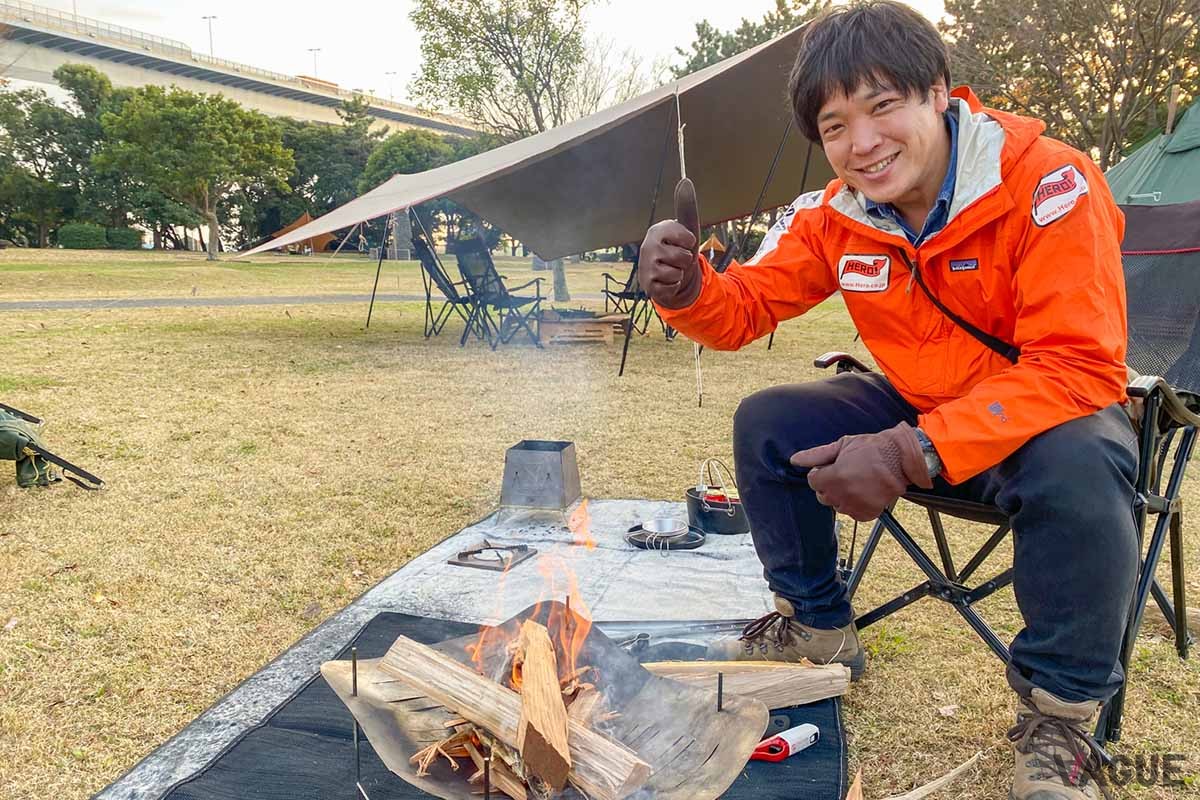 「“これ炙ったら美味そうじゃない？”という探究心でバーベキューフォークに刺した食材を炎に近づけることが大切です」と話してくれた、若洲アウトドアセンターのマネージャーの金丸隼士さん
